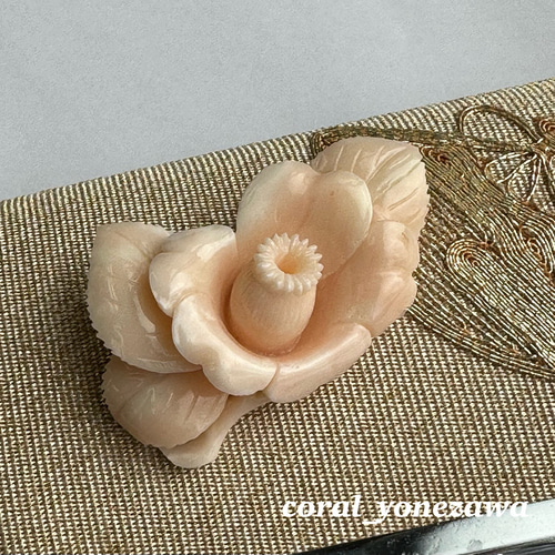 珊瑚 本さんご ブローチ 珊瑚 花 彫刻 翡翠 葉 彫刻 フラワーモチーフ
