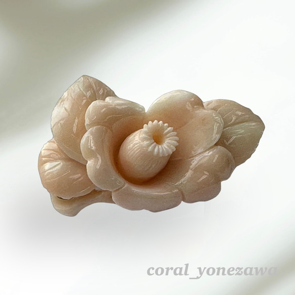 珊瑚彫刻の逸品 ブローチ 『椿』 金具難ありで大幅値下げ！ R50128H1