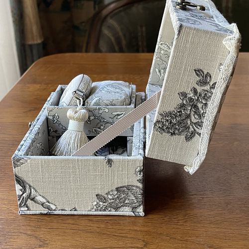 カルトナージュミニ裁縫箱 ベージュ系の可愛らしい天使柄です。すごー