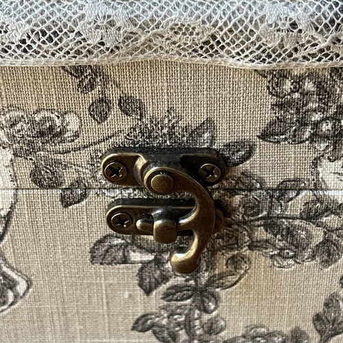 カルトナージュミニ裁縫箱 ベージュ系の可愛らしい天使柄です。すごー