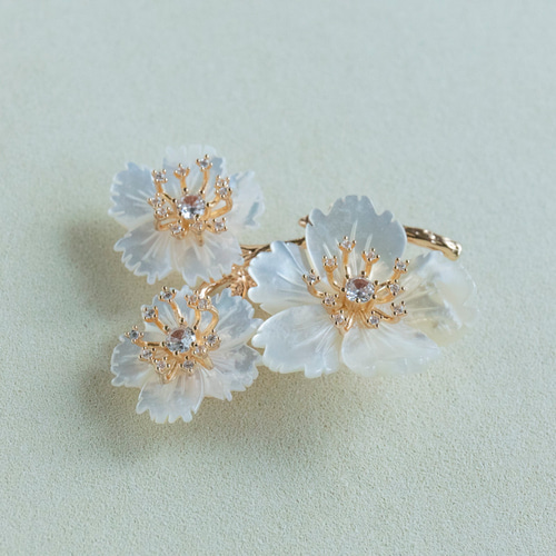 CHANEL ブローチ単品 白蝶貝花型ブローチ CHANEL ブローチ単品 白蝶貝