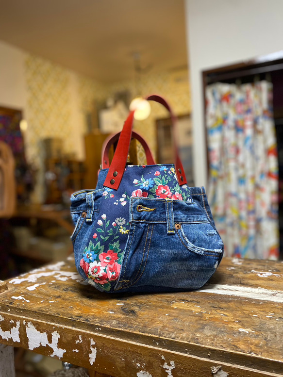 まんまるトートバッグ小サイズ デニムリメイク×ネイビーお花柄【スマホ