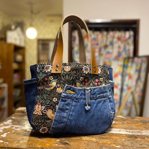 デニムと革のトートバッグ：デニム×モリスコレクションいちご泥棒×本革
