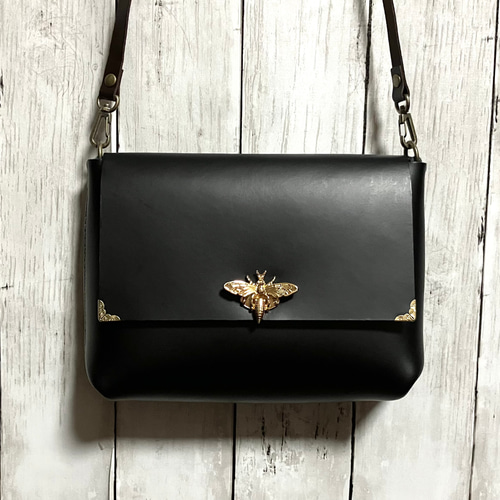 蜂の金具のショルダーバッグ＊ 黒×ゴールド ショルダーバッグ ちびえみ