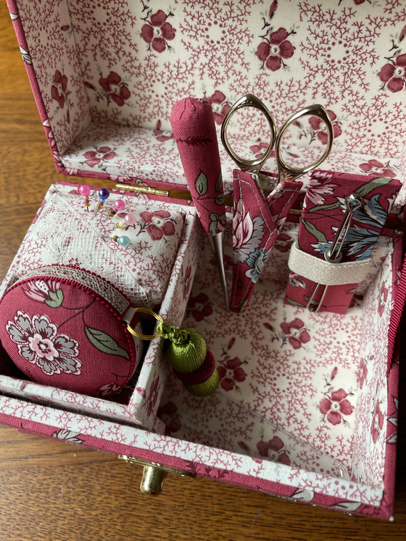 お値下げ‼︎カルトナージュミニ裁縫箱 赤いお花の可愛らしい裁縫箱です