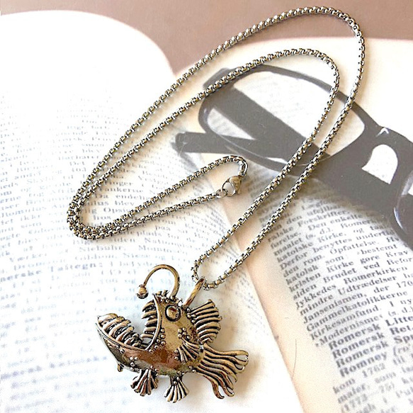 ぎょ♪アンティークシルバー色の電気アンコウのネックレス メンズ仕様