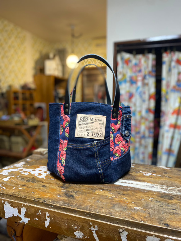 新作♪360度かわいい6面トートバッグ：デニムリメイク×いちご柄 トート