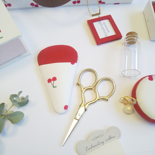 再販 さくらんぼ柄 トランク型お裁縫箱とカルトナージュのお裁縫道具の