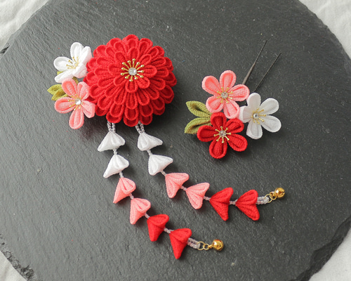 正絹羽二重 つまみ細工 赤とピンク色の雛菊のかんざし 卒業式 簪 髪