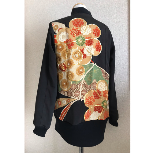 25☆黒留袖☆着物リメイク ☆レディースM☆ブルゾン☆スカジャン