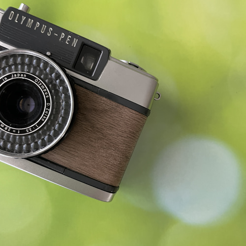 1本で2倍撮れるハーフカメラ｜オリンパス PEN EE-2天然ウォールナット