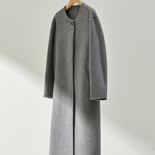 フォーマルからカジュアルまで合わせやすく ノーカラーウールコート