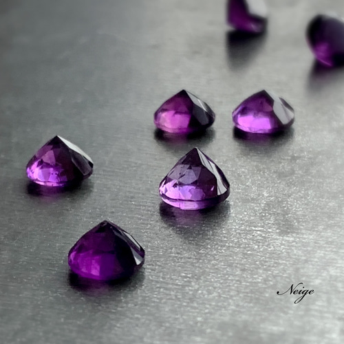宝石質アメジストAAA- ルース ラウンドファセットカット6×6mm 1粒