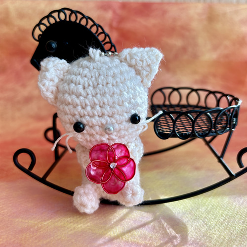 あみぐるみ お花を持つ ねこのはなちゃん 〘ホワイト〙 ボールチェーン
