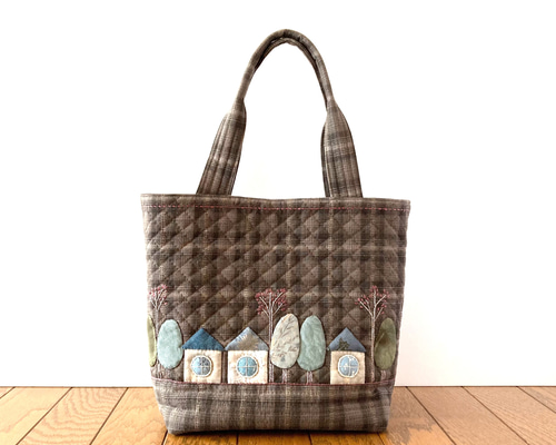 ハウスと刺繍のパッチワークキルトバッグ パッチワーク アップリケ