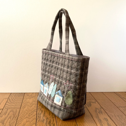 ハウスと刺繍のパッチワークキルトバッグ パッチワーク アップリケ