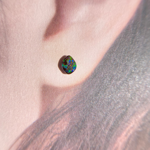 K18天然ボルダーオパール片耳ピアス 原石から磨いた1点ものジュエリー
