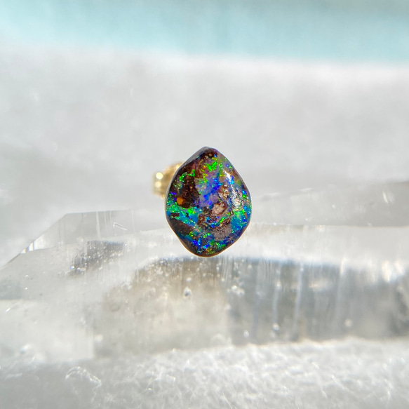 K18天然ボルダーオパール片耳ピアス 原石から磨いた1点ものジュエリー