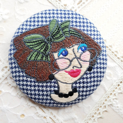 ロラライハリスの大きな刺繍ブローチ ブローチ Eiko『木綿小屋