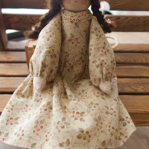 小さな女の子のお人形（木製ドール*木の実*ウッデンドール*ウッドール