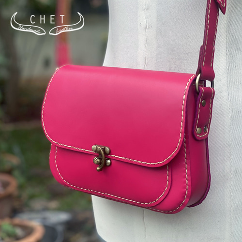 レザーショルダーバッグ・ショッキングピンク ショルダーバッグ Chet