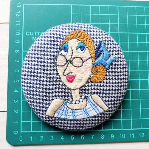 ロラライハリスの超特大くるみボタン刺繍ブローチ ブローチ Eiko