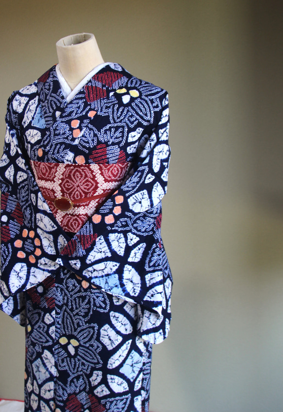 ◇現代 有松鳴海絞 浴衣◇【濃紺他】七宝柄に花の凝った意匠が個性的