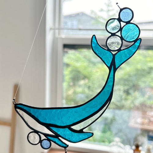 ステンドグラス】クジラのサンキャッチャー サンキャッチャー Atelier