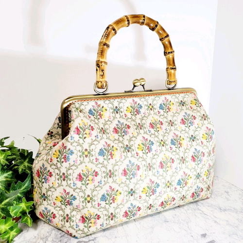 バンブーハンドルのゴブラン織がま口バッグ(タッセル付き