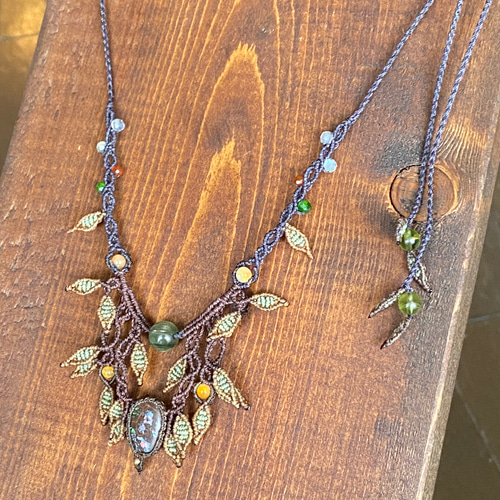 カラフルな木の実♡ナチュラルボルダーオパール マクラメネックレス 02