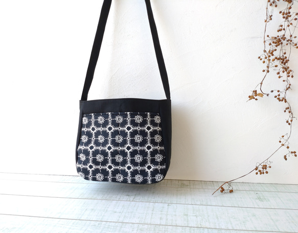 ミナペルホネン anemone [ネイビー] とブラックキャンバス ショルダー