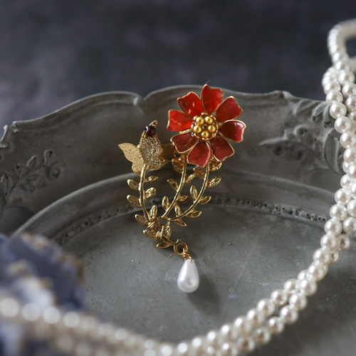 アンティーク風 蝶とコスモスのブローチ クラシカル＆レトロ ブローチ