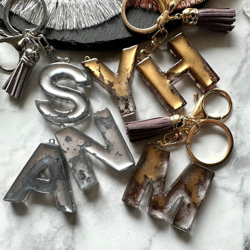 アルコールインク⭐︎メタリック レジンイニシャルキーホルダー