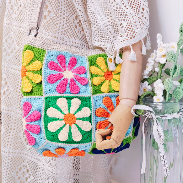 花畑のトートバッグ：明るい花柄モチーフと調節可能なハンドル トート