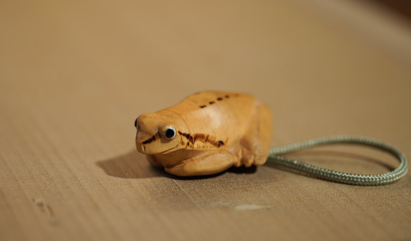 木彫刻 根付「雨蛙」一木造り 黄楊 木彫り カエル 蛙 アマガエル