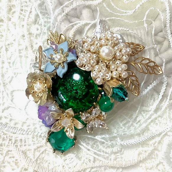 ビーズ刺繡 ジャパンヴィンテージのエメラルドグリーンブローチ