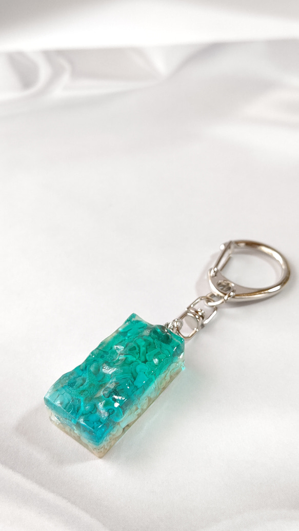 アクアブルーとエメラルドグリーンの海とサンゴのかけらとヒトデの波形