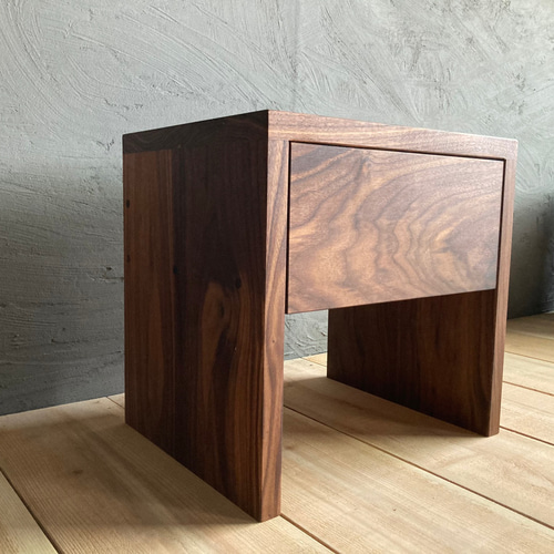 無駄のない造り ウォールナットの無垢材サイドテーブル 棚・シェルフ