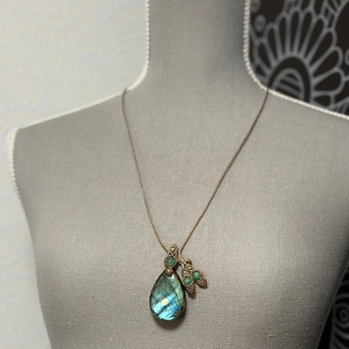 綾翠』ラブラドライトとエメラルドのマクラメペンダント ネックレス