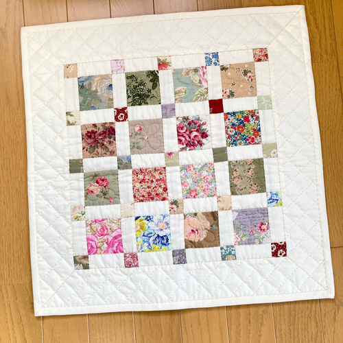 四角つなぎのパッチワークタペストリー パッチワークキルト