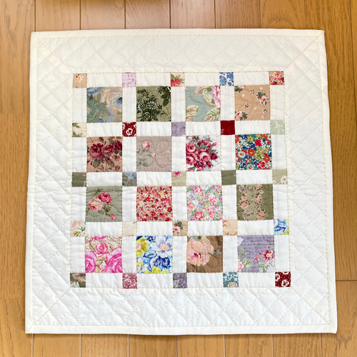 四角つなぎのパッチワークタペストリー パッチワークキルト