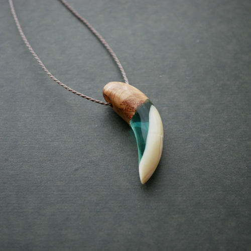 魔牙鯨」マッコウクジラの歯骨と香木のウッドレジンネックレス