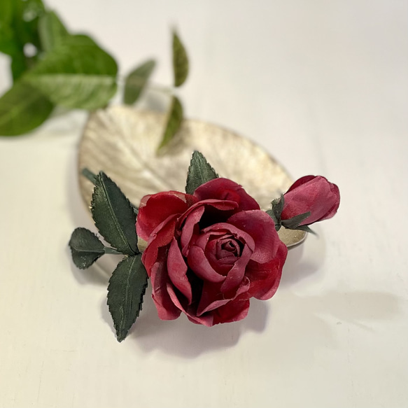 布花アンティークレッドに染めたシルクフラワーの薔薇のコサージュ