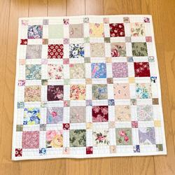 四角つなぎのパッチワークタペストリー パッチワークキルト