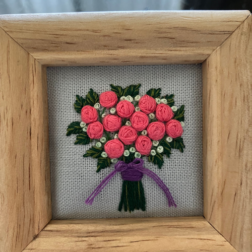 刺繍フレーム 花束 ブーケ 薔薇 バラ ピンク色 壁掛け 壁飾り