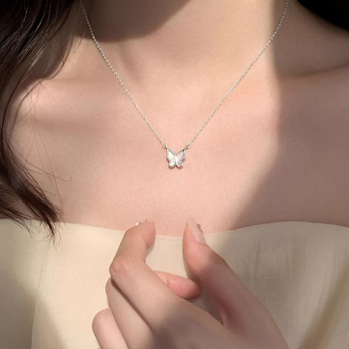 バタフライネックレス 蝶々モチーフ きれいめ 高見え 大人