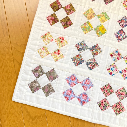 リバティの四角つなぎのパッチワークタペストリー タペストリー