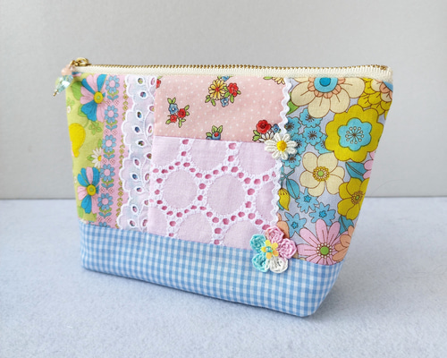 ○パッチワーク＊ちょっとレトロな花柄＊ブルーとピンクの大きめポーチ