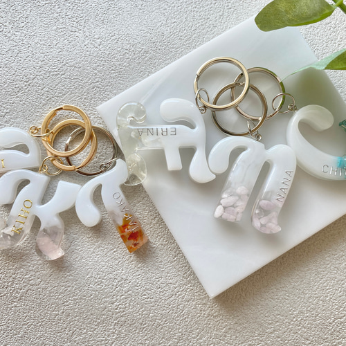 名入れ/文字入れ無料】天然石のイニシャルチャーム レジンチャーム