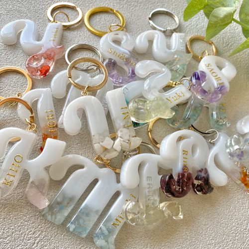 名入れ/文字入れ無料】天然石のイニシャルチャーム レジンチャーム